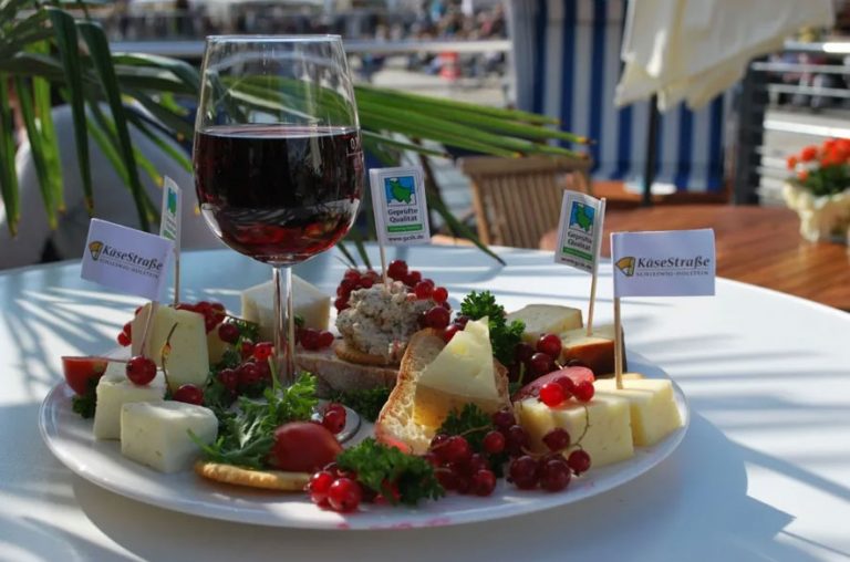 „Käse trifft Wein“ vom 16.-18. Juli am Kieler Bootshafen