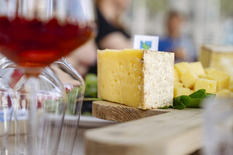 „Käse trifft Wein“ am Kieler Bootshafen